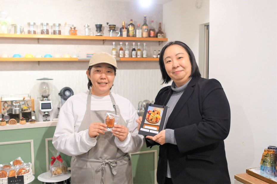 tarte＆cafeいとお菓子 代表 今井倫子氏（左）　千葉商工会議所 経営指導員 芝入好美氏（右）