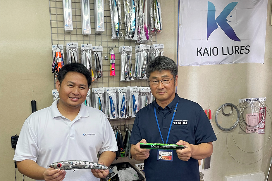 左から 代表の谷本祐樹氏　熊本市託麻商工会の古閑和弘経営指導員